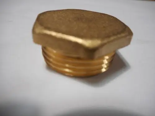 Goldfarbener Stopfen mit hexagonaler Form und Außengewinde, geeignet für Anwendungen von Remeha. Der Stopfen ist auf einem hellen Hintergrund platziert.